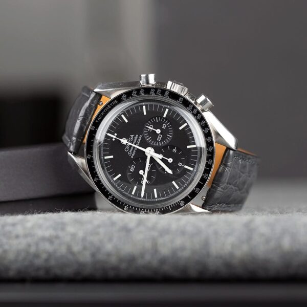 Handmade leather watch strap Grey Alligator Round scale